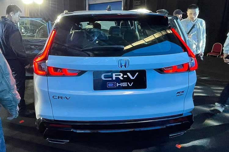 Về ngoại hình, Honda CR-V e:HEV mới không thay đổi quá nhiều mà vẫn duy trì thiết kế với kiểu dáng đậm chất thể thao nổi bật của thế hệ thứ 6 với thân xe trông uy vệ, mạnh mẽ nhưng không kém phần sang trọng.
