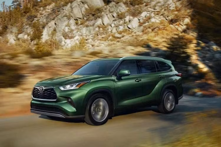Toyota Highlander 2025 ﻿So với Tacoma, Toyota Highlander thế hệ thứ 4 đã có mặt trên thị trường trong thời gian dài hơn nên cũng được tinh chỉnh đáng kể, đặc biệt sau bản nâng cấp giữa vòng đời năm 2023. Thay đổi lớn nhất là động cơ 4 xi-lanh, tăng áp, dung tích 2.4L mới, cho mô-men xoắn tốt hơn, tiết kiệm nhiên liệu hơn và giảm 50% lượng CO₂ so với máy xăng V6 3.5L trước đây.