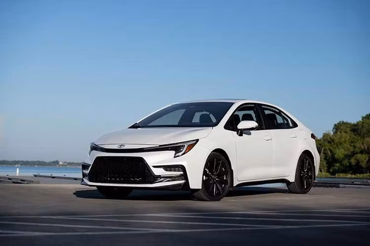 Toyota Corolla 2025 ﻿Có thể không phải là mẫu xe mang lại nhiều cảm xúc nhất khi lái nhưng Toyota Corolla là cái tên không thể bỏ qua khi nói về độ bền. Qua nhiều thế hệ, Corolla luôn chứng minh khả năng vận hành ổn định, có thể chạy hàng trăm nghìn km nếu được bảo dưỡng tốt. Thậm chí, không hiếm những chiếc Toyota Corolla đạt mốc trên 800.000 km.