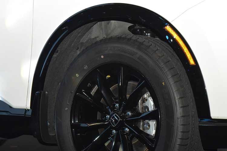 Đặc biệt, thiết kế phiên bản RS có sự thay thay đổi tinh tế từ ngoại thất đến nội thất. Thiết kế thể thao đặc trưng càng nổi bật hơn với một số chi tiết bên ngoài được sơn đen bóng. Một số chi tiết nội thất chuyển sang tông màu tối, điểm nhấn logo RS trên hàng ghế trước.