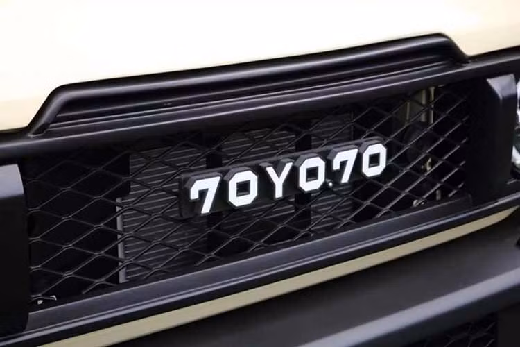 Phần còn lại của thân xe về cơ bản vẫn được giữ nguyên như Suzuki Jimny. Tuy nhiên, hãng độ đã bổ sung một số chi tiết ''có cho vui'' như các khe gió phụ bên sườn, lưới giả phía sau, cùng cụm đèn hậu mới. Đáng chú ý, chiếc Suzuki Jimny độ này còn có dán nhãn AdBlue giả ở bên hông nắp ca-pô, gợi nhớ đến bản máy dầu của Toyota Land Cruiser mặc dù xe thực tế chỉ dùng động cơ xăng.