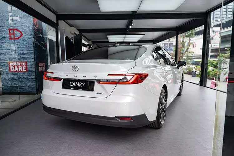 Đáng chú ý, tất cả các phiên bản của Camry hiện đều dùng động cơ hybrid, giúp xe tiết kiệm nhiên liệu hơn đáng kể. Theo EPA, mức tiêu thụ nhiên liệu của Camry Hybrid dao động từ 4,61-5,35 lít/100 km trong khi các bản cũ chỉ đạt 7,25-9,41 lít/100 km. Nhờ đó, chi phí sử dụng Camry giảm đáng kể.