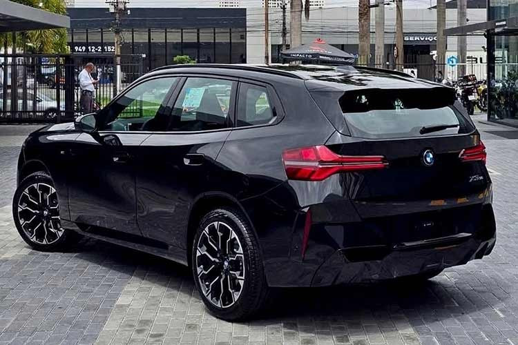 Về tổng thể, BMW X3 30 M Sport Pro không có sự khác biệt quá lớn về khung gầm so với bản X3 20, nhưng lại sở hữu những chi tiết đắt giá để khẳng định vị thế "đàn anh". Ngoại thất xe gây ấn tượng với gói trang bị M Sport đầy nam tính, kết hợp cùng cụm đèn Adaptive LED tối màu thuộc gói M Shadow Line.