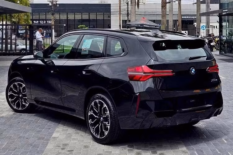 Về tổng thể, BMW X3 30 M Sport Pro không có sự khác biệt quá lớn về khung gầm so với bản X3 20, nhưng lại sở hữu những chi tiết đắt giá để khẳng định vị thế "đàn anh". Ngoại thất xe gây ấn tượng với gói trang bị M Sport đầy nam tính, kết hợp cùng cụm đèn Adaptive LED tối màu thuộc gói M Shadow Line.