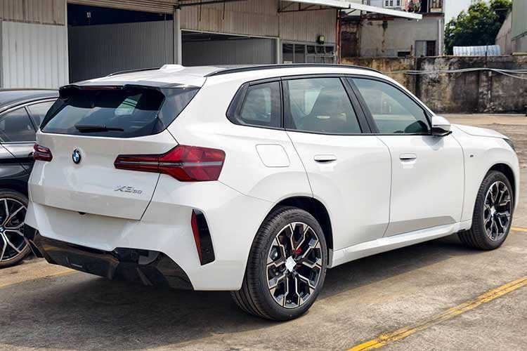 Người lái sẽ được hỗ trợ tối đa bởi các tính năng như cảnh báo điểm mù, phanh khẩn cấp tự động, ga tự động thích ứng và hỗ trợ giữ làn đường. Bên cạnh đó, việc đỗ xe trong không gian hẹp cũng trở nên dễ dàng hơn nhờ hệ thống hỗ trợ đỗ xe tự động kết hợp cùng camera 360 độ quan sát toàn cảnh.