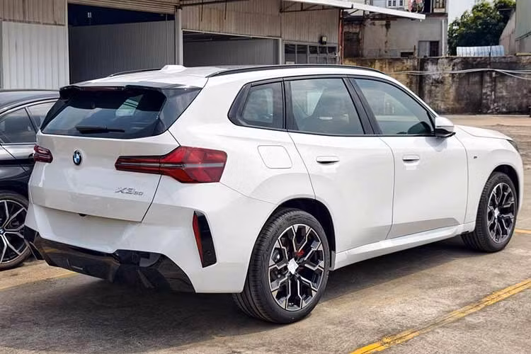 Người lái sẽ được hỗ trợ tối đa bởi các tính năng như cảnh báo điểm mù, phanh khẩn cấp tự động, ga tự động thích ứng và hỗ trợ giữ làn đường. Bên cạnh đó, việc đỗ xe trong không gian hẹp cũng trở nên dễ dàng hơn nhờ hệ thống hỗ trợ đỗ xe tự động kết hợp cùng camera 360 độ quan sát toàn cảnh.