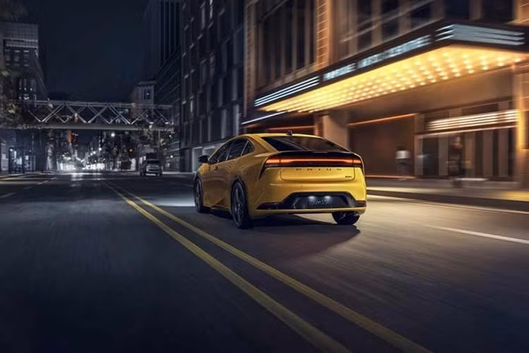 Prius 2025 xếp thứ 4 trong danh sách xe bền bỉ nhất của Consumer Reports nhờ điểm số trên trung bình ở cả độ tin cậy lẫn mức độ hài lòng của người dùng. Không chỉ bền bỉ, Prius còn cực kỳ tiết kiệm nhiên liệu. Ở cấu hình hiệu quả nhất, mẫu xe này đạt mức tiêu thụ trung bình chỉ khoảng 4,1 lít/100 km.