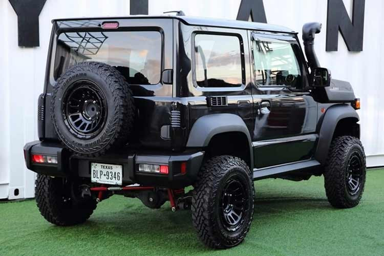 Jimmy Land không chỉ dừng lại ở bản dựng ý tưởng. Một số xe hoàn thiện đã được rao bán tại Nhật Bản trên trang web chính thức của hãng với các màu be cát, trắng và đen. Phiên bản màu đen nổi bật hơn nhờ gầm cao và dáng vẻ hầm hố.