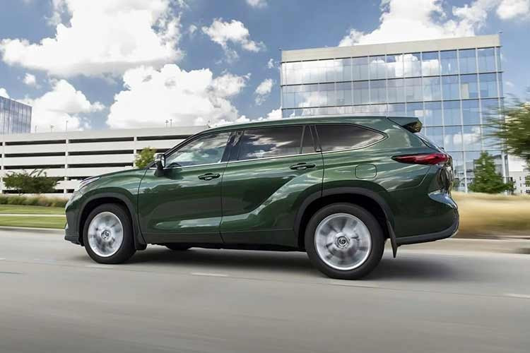 Trong khảo sát năm 2025 của Consumer Reports, mẫu xe này đứng thứ 6, cho thấy mức độ ổn định nhỉnh hơn Tacoma đôi chút. Người dùng đánh giá cao sự thoải mái khi vận hành và không gian hàng ghế thứ hai rộng rãi của xe. Tuy nhiên, Toyota Highlander 2025 không hẳn là hoàn hảo. Consumer Reports cho rằng động cơ tăng áp mới kém mượt hơn máy V6 cũ, hệ thống giải trí chưa thực sự thân thiện với người dùng và hàng ghế thứ 3 khá chật chội.