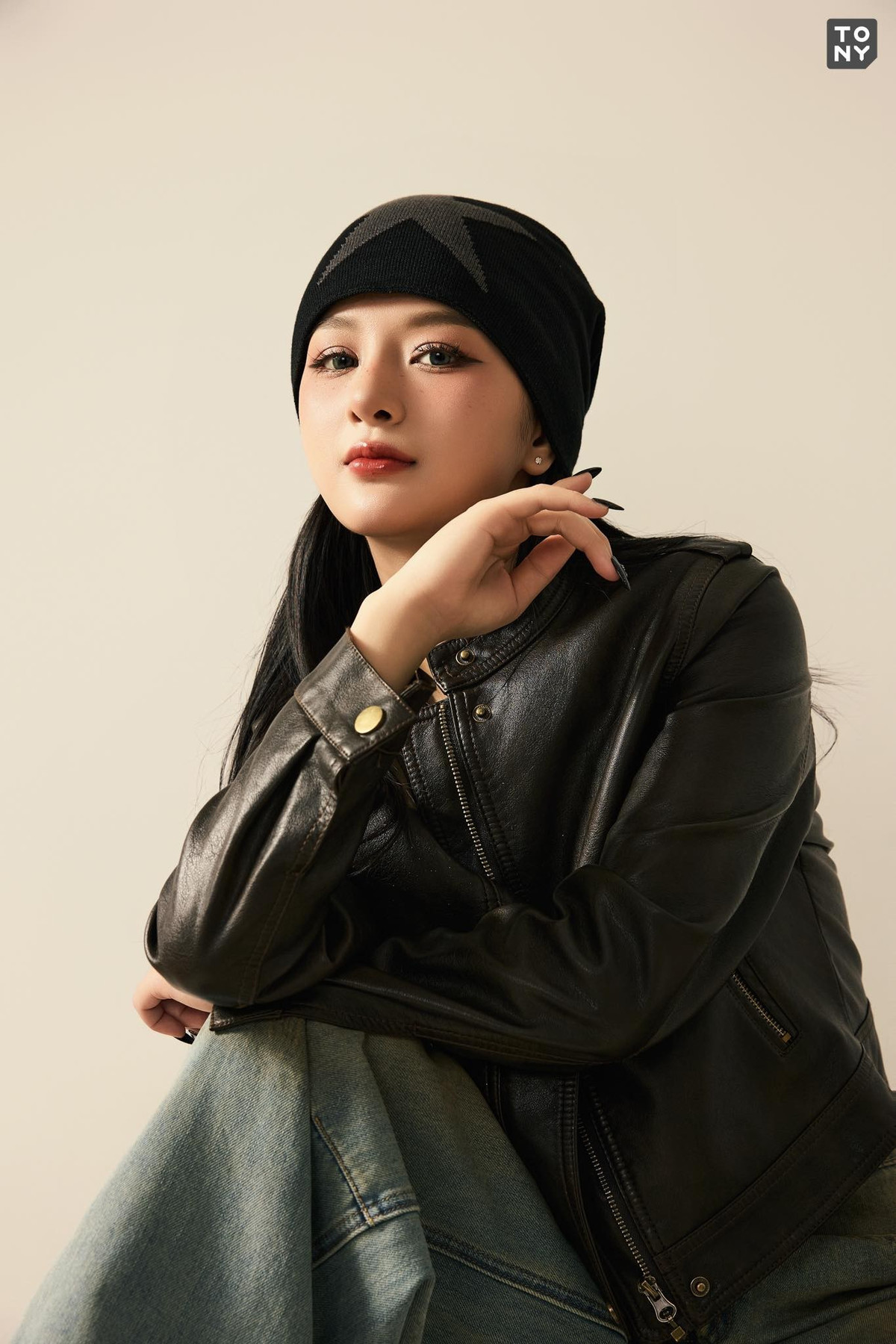 Bản cá tính này khác xa những hình ảnh Gấm Kami gắn liền với bàn bi-a hay phong cách dễ thương trước đây.