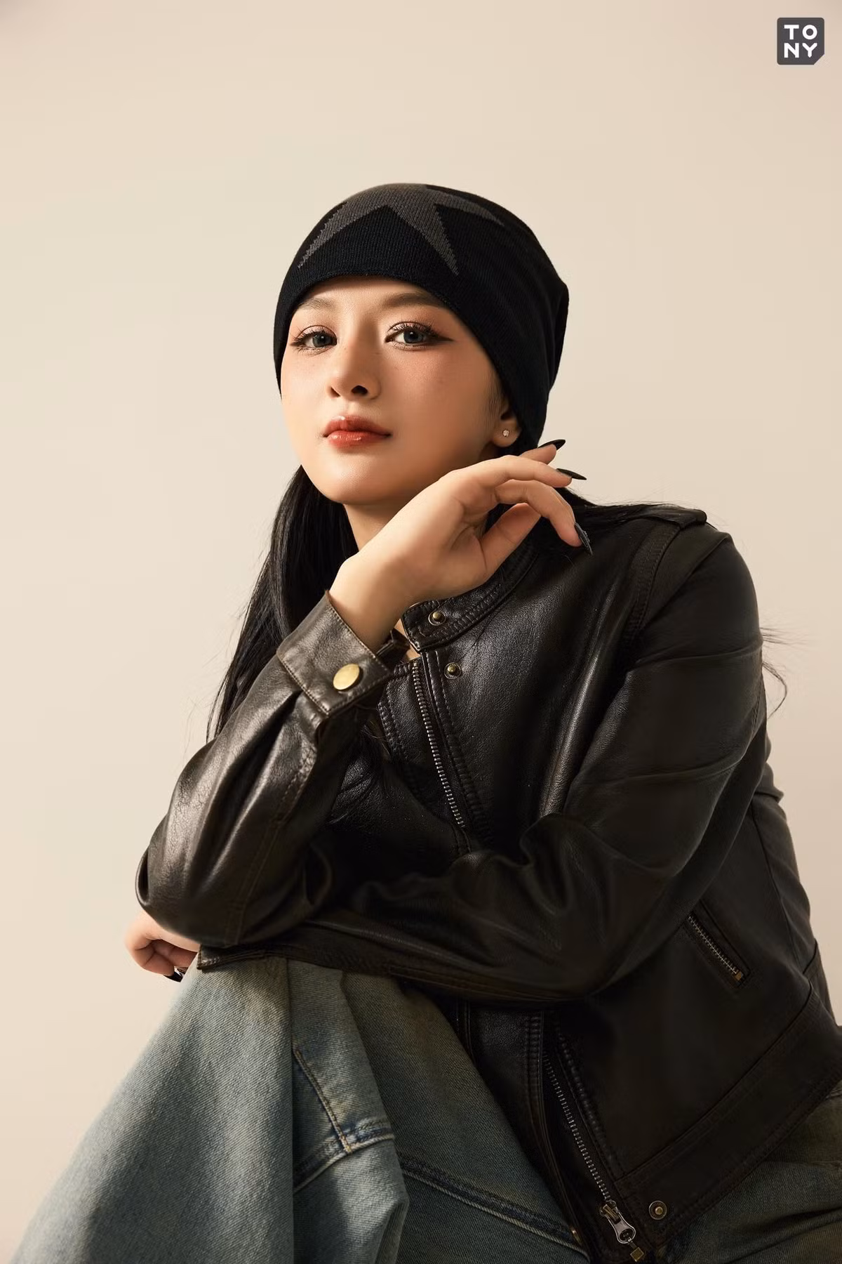 Bản cá tính này khác xa những hình ảnh Gấm Kami gắn liền với bàn bi-a hay phong cách dễ thương trước đây.