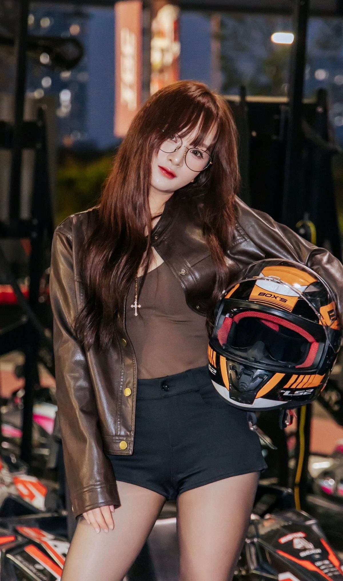 Nữ cơ thủ đã đăng tải những hình ảnh mới toanh trên trang cá nhân cùng dòng trạng thái: "Đường tình em thua còn riêng đường đua em chấp".