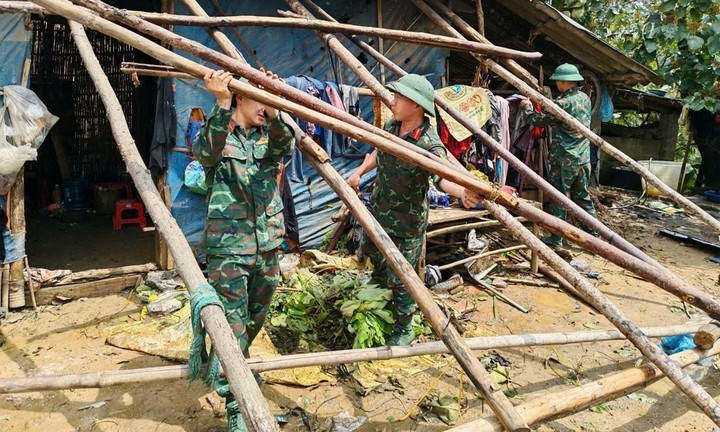 Cán bộ, chiến sĩ Trung đoàn 254 tích cực tham gia ứng phó, khắc phục hậu quả thiên tai tại xã Bản Lầu, tỉnh Lào Cai. Ảnh: Hữu Đức