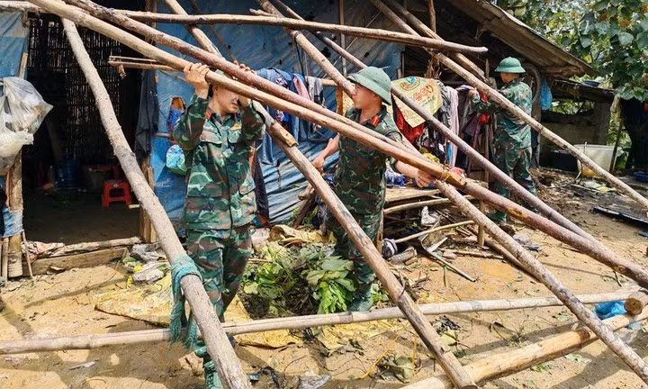 Cán bộ, chiến sĩ Trung đoàn 254 tích cực tham gia ứng phó, khắc phục hậu quả thiên tai tại xã Bản Lầu, tỉnh Lào Cai. Ảnh: Hữu Đức