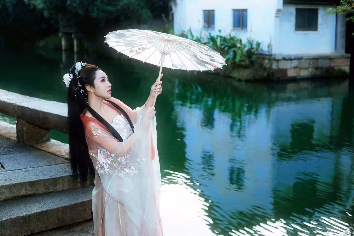 Bảo Trâm được đông đảo khán giả biết đến khi lọt vào top 3 Vietnam Idol 2012. Ca khúc “Chỉ còn những mùa nhớ”, soundtrack phim Vòng eo 56, trở thành dấu ấn lớn nhất trong sự nghiệp của cô.