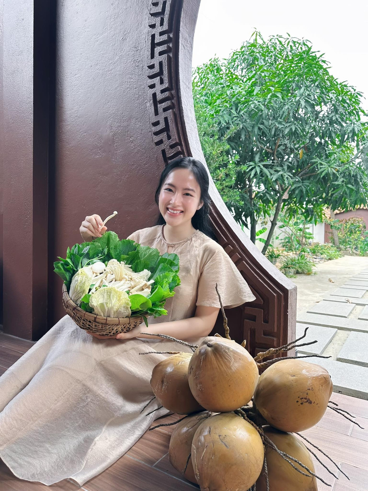Mỗi lần xuất hiện, Angela Phương Trinh lại mang đến một màu sắc khác biệt, đầy chủ đích và cá tính. Lúc là cô nàng quyến rũ, đủ chiêu trò trên thảm đỏ, đến người đẹp thuần khiết trong các bộ ảnh nghệ thuật, và giờ đây là hình tượng mạnh mẽ, có phần "khó nhận ra" với thân hình như vận động viên thể hình.