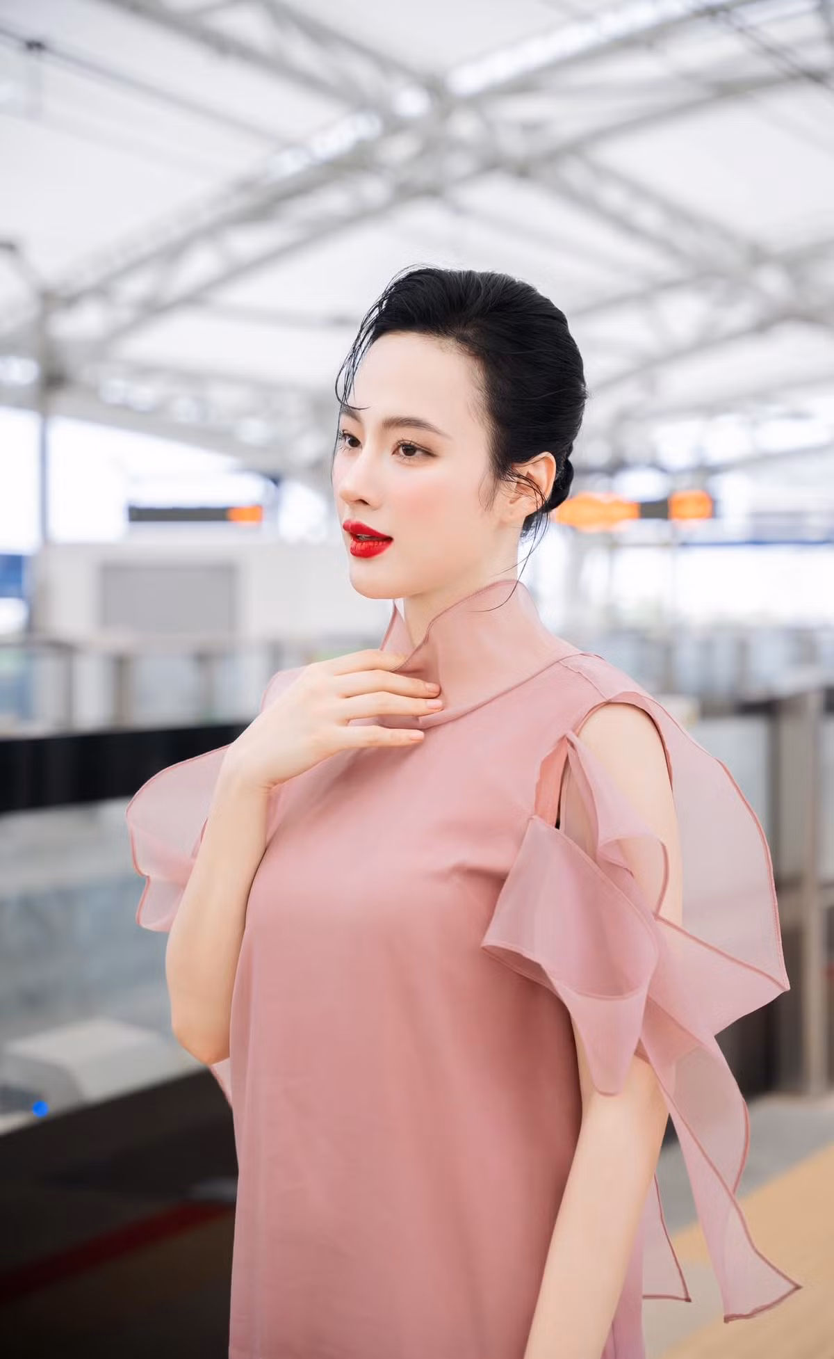 Tuy nhiên, hơn cả vẻ đẹp ngoại hình, "Angela Phương Trinh bên hoa loa kèn" có thể còn muốn nhấn mạnh đến vẻ đẹp nội tâm mà cô đang vun đắp.