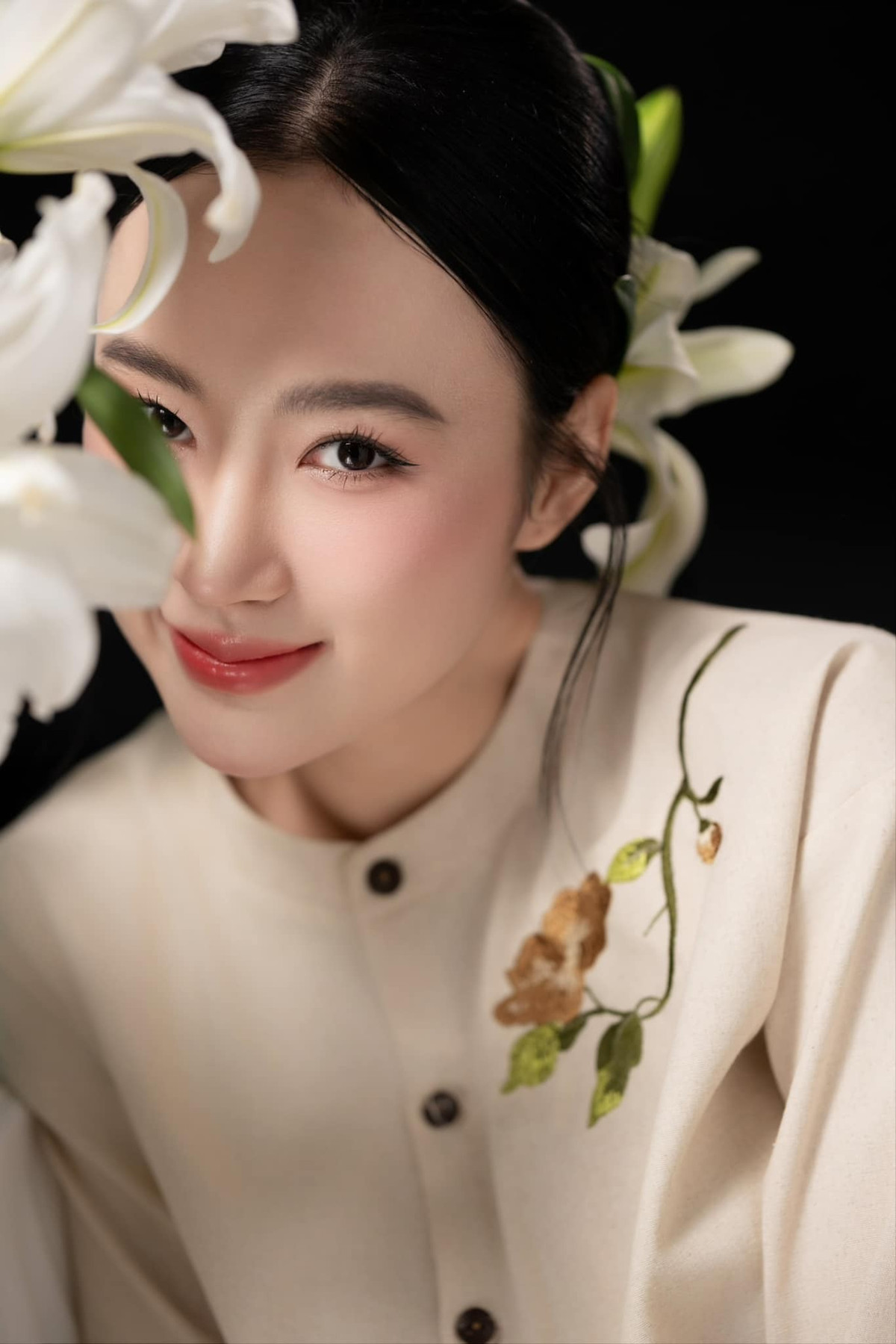 Nét nhẹ nhàng, thanh thoát này khiến khán giả nhớ lại thời kỳ đỉnh cao nhan sắc của Angela Phương Trinh, khi cô thường xuyên góp mặt trong các bảng xếp hạng mỹ nhân showbiz.