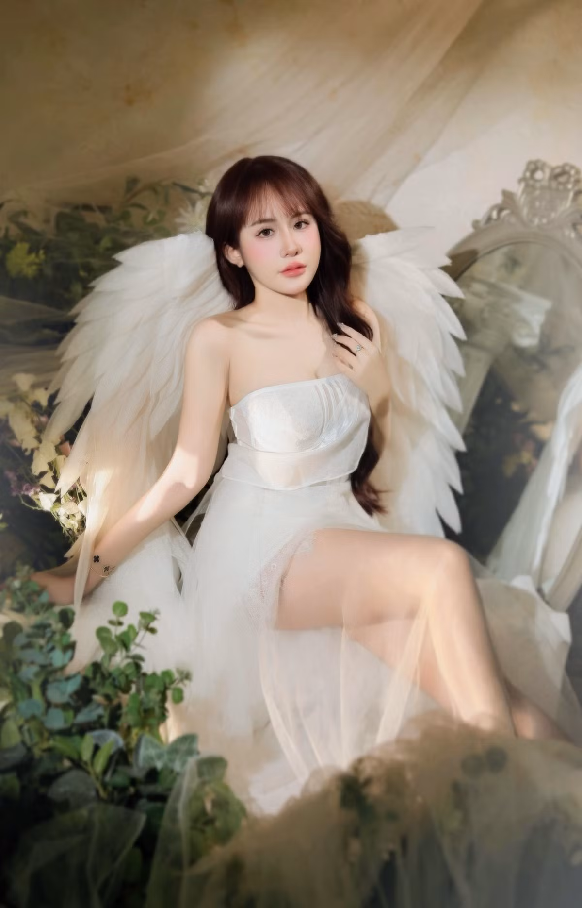 Tạm gác hình ảnh mạnh mẽ, cá tính trên bàn bi-a, nữ cơ thủ sinh năm 2001 Lê Tuyết Anh khiến người xem không khỏi ngỡ ngàng trước vẻ đẹp mong manh, thuần khiết nhưng vẫn đầy cuốn hút.