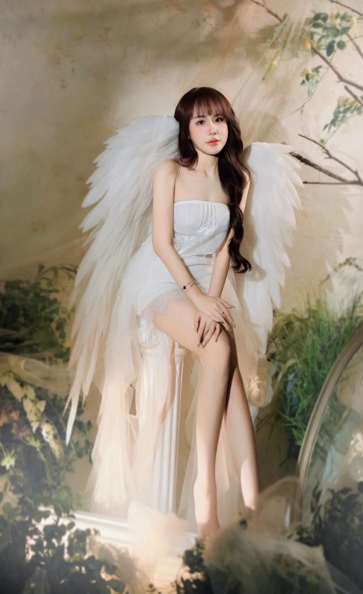 Nhan sắc của Tuyết Anh trong loạt ảnh được nhiều khán giả ví như “búp bê sống”. Gương mặt nhỏ nhắn, sống mũi cao thanh tú, đôi mắt to tròn long lanh cùng bờ môi hồng tự nhiên mang đến cảm giác dịu dàng, ngọt ngào.