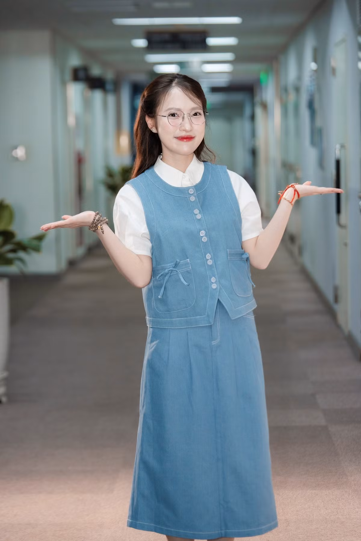 Trong bức ảnh selfie cận mặt khi đi dã ngoại, dù chụp dưới ánh nắng trực tiếp và chỉ diện đồ bảo hộ đơn giản cùng chiếc mũ lưỡi trai, Khánh Vy vẫn toát lên vẻ rạng rỡ.