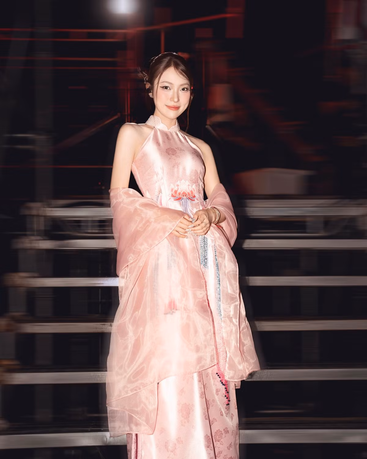 Khánh Vy cũng chưa từng bị “team qua đường” bắt gặp xuất hiện tình tứ cạnh ai nên nhiều người cho rằng, chuyện tình yêu của cô nàng vẫn là một “ẩn số”.