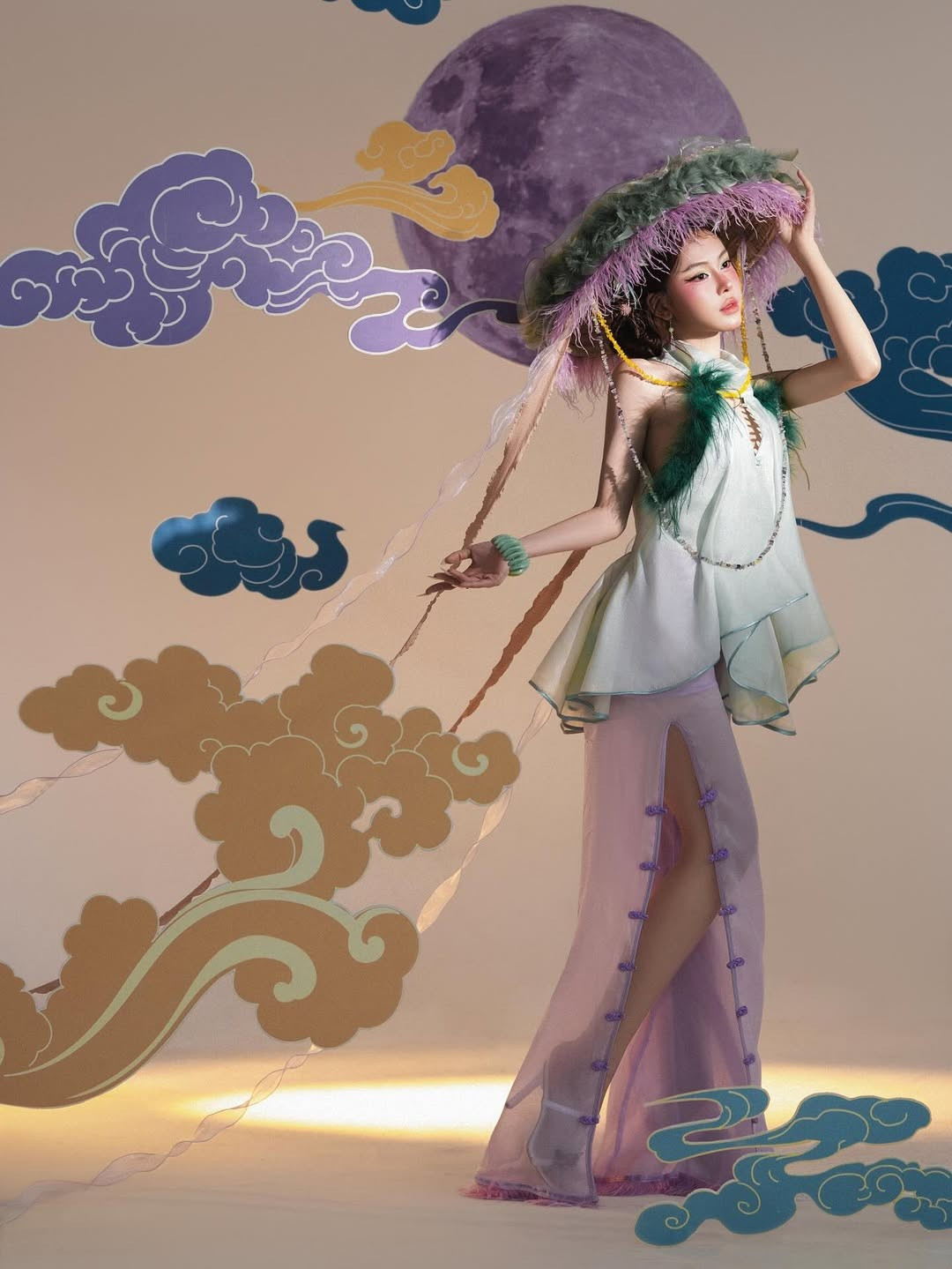 Hà Môi được biết đến nhờ khuôn mặt xinh đẹp, vóc dáng cân đối và những video sáng tạo, thu hút lượng lớn người theo dõi trên các nền tảng mạng xã hội như TikTok, Instagram và Facebook.