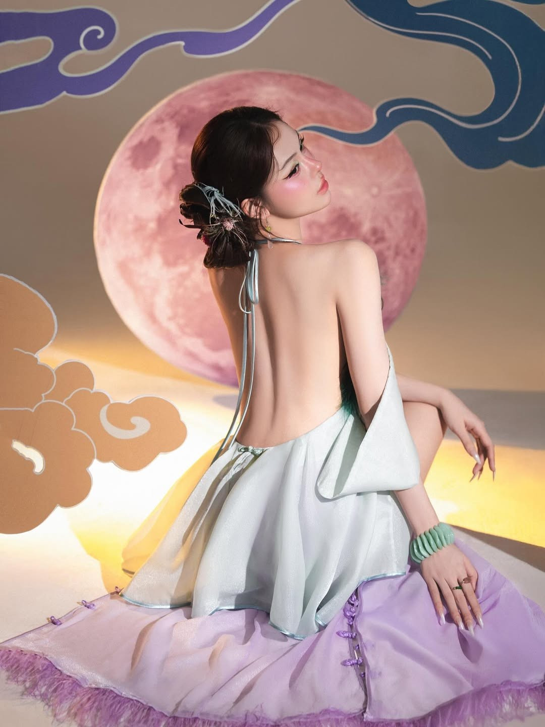 Trong bộ ảnh với concept Trung thu, Hà Môi lựa chọn trang phục và concept khá độc đáo, khác biệt so với hình ảnh truyền thống. Thay vì áo dài hay các trang phục kín đáo, cô diện một thiết kế khoe trọn tấm lưng trần quyến rũ, kết hợp cùng các phụ kiện mang hơi hướng truyền thống.