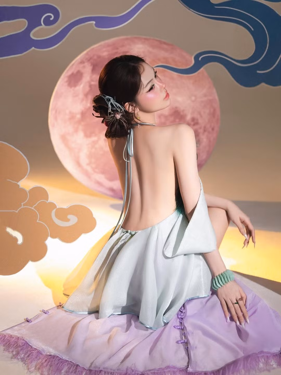 Trong bộ ảnh với concept Trung thu, Hà Môi lựa chọn trang phục và concept khá độc đáo, khác biệt so với hình ảnh truyền thống. Thay vì áo dài hay các trang phục kín đáo, cô diện một thiết kế khoe trọn tấm lưng trần quyến rũ, kết hợp cùng các phụ kiện mang hơi hướng truyền thống.