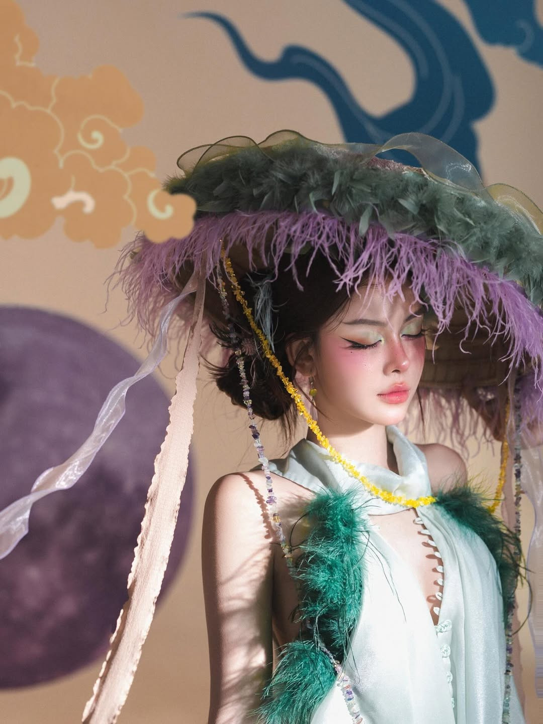 Tuy nhiên, bộ ảnh ngay lập tức tạo ra nhiều luồng ý kiến trái chiều trong cộng đồng mạng. Một số người khen ngợi sự sáng tạo, dám thử nghiệm và vẻ đẹp hình thể của Hà Môi. Họ cho rằng cô đã mang đến một hơi thở mới lạ cho chủ đề Trung thu và thể hiện sự tự tin.