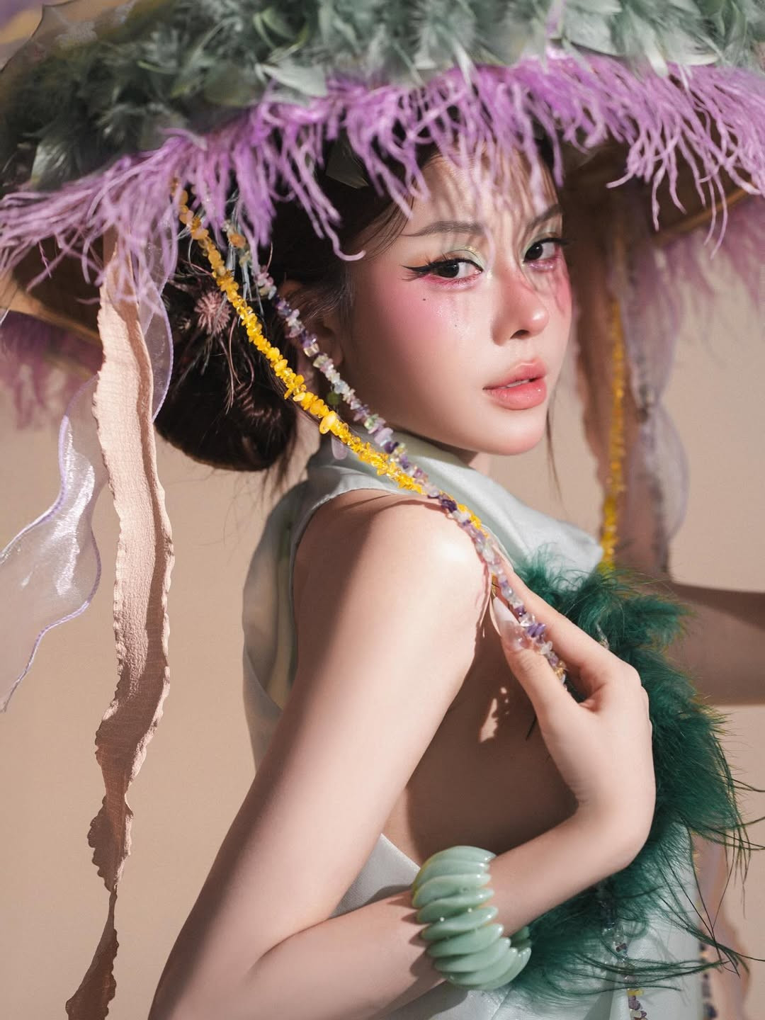 Ngược lại, không ít bình luận bày tỏ sự không hài lòng, cho rằng bộ ảnh quá "thoáng" và không phù hợp với không khí trang nghiêm, truyền thống của Tết Trung thu. Đặc biệt việc khoe lưng trần là không cần thiết và thiếu sự tinh tế trong việc tôn vinh giá trị văn hóa.