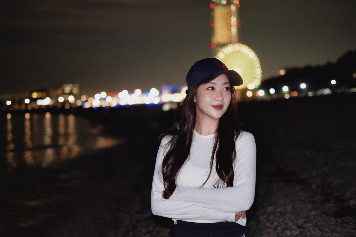 Sinh năm 1990, quê Đà Nẵng, nữ tiếp viên trưởng mang họ “Tôn Nữ” – dòng dõi hoàng tộc triều Nguyễn, điều này càng khiến tên tuổi của cô nhận được sự chú ý đặc biệt.