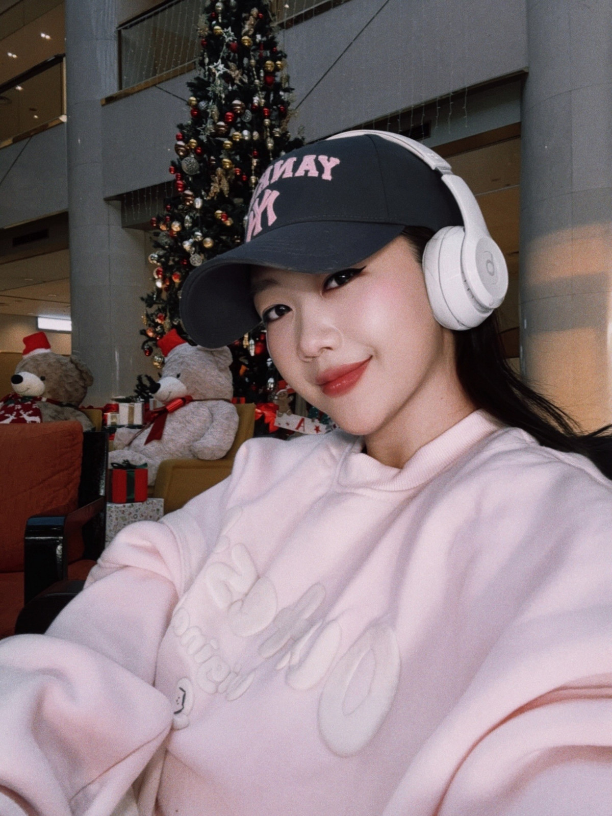 Năm 2015, Nam Phương rẽ hướng sang lĩnh vực hàng không và chính thức trở thành tiếp viên của Vietnam Airlines. Nhờ tác phong chuyên nghiệp, thái độ cầu tiến cùng khả năng giao tiếp khéo léo, cô nàng nhanh chóng ghi dấu ấn trong mắt đồng nghiệp và hành khách. Chỉ sau khoảng 6–8 năm, cô được thăng chức tiếp viên trưởng – một cột mốc cho thấy sự nỗ lực bền bỉ và tinh thần nghiêm túc với nghề.