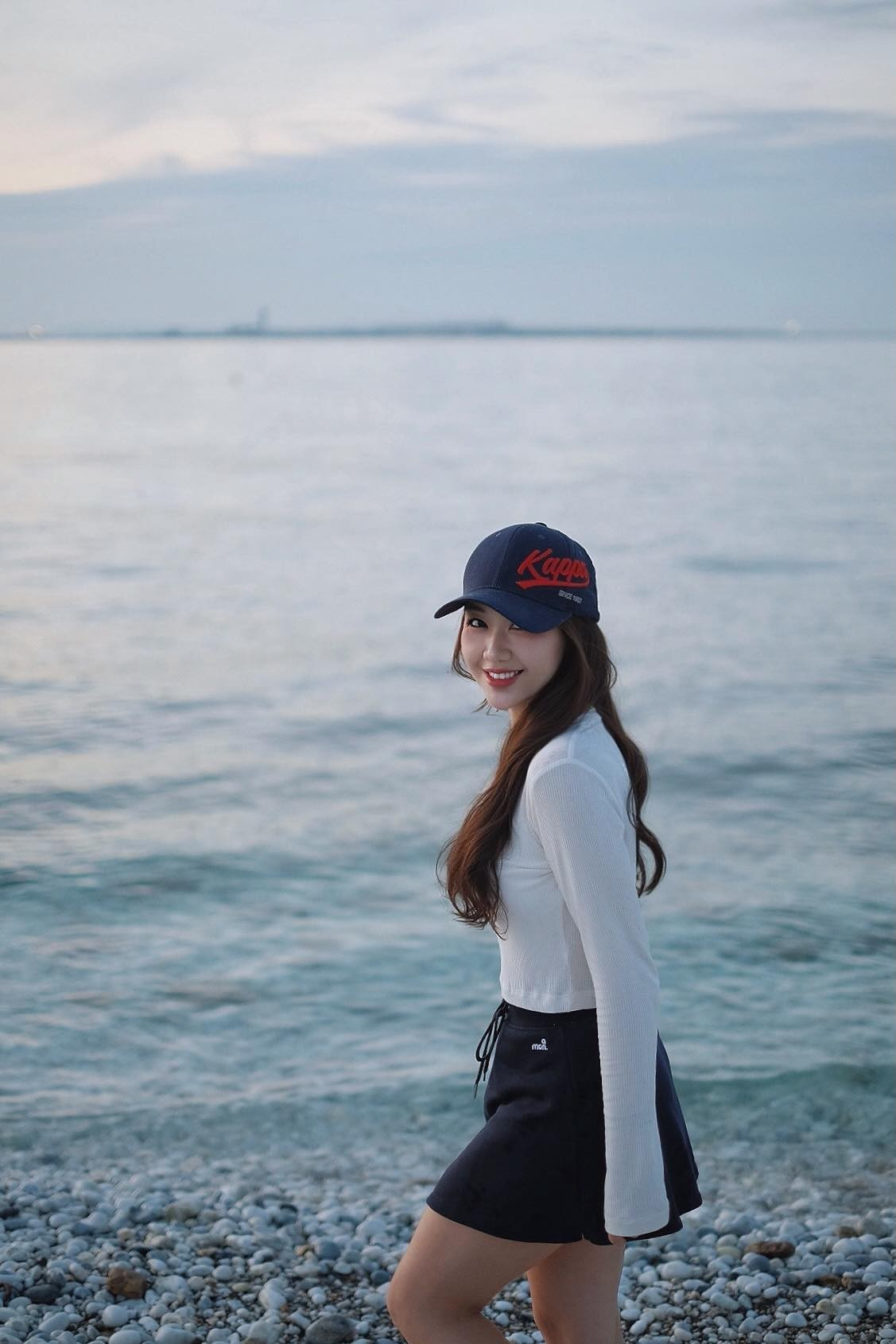 Đặc biệt, ở những bức ảnh chụp cận và bán thân, gương mặt xinh đẹp của nữ tiếp viên trưởng càng trở nên nổi bật. Làn da mịn màng, đường nét hài hòa cùng nụ cười nhẹ nhàng mang lại cảm giác ấm áp, đúng với hình ảnh “nụ cười vạn người mê” từng gắn liền với cô trong suốt quá trình làm việc.