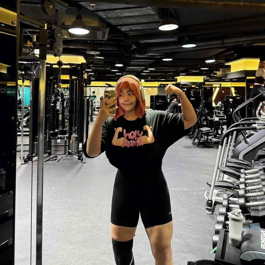 Sự nghiêm túc, nỗ lực của Yang thể hiện rõ rệt qua những bức ảnh cô tự chụp bản thân khi đó. Với sự hướng dẫn của huấn luyện viên, "thánh ăn Hàn Quốc" tập các bài vận động phù hợp, an toàn với thể trạng kết hợp chế độ ăn kiêng hợp lý. Cô cũng ngừng quay clip mukbang trong thời gian giảm cân.