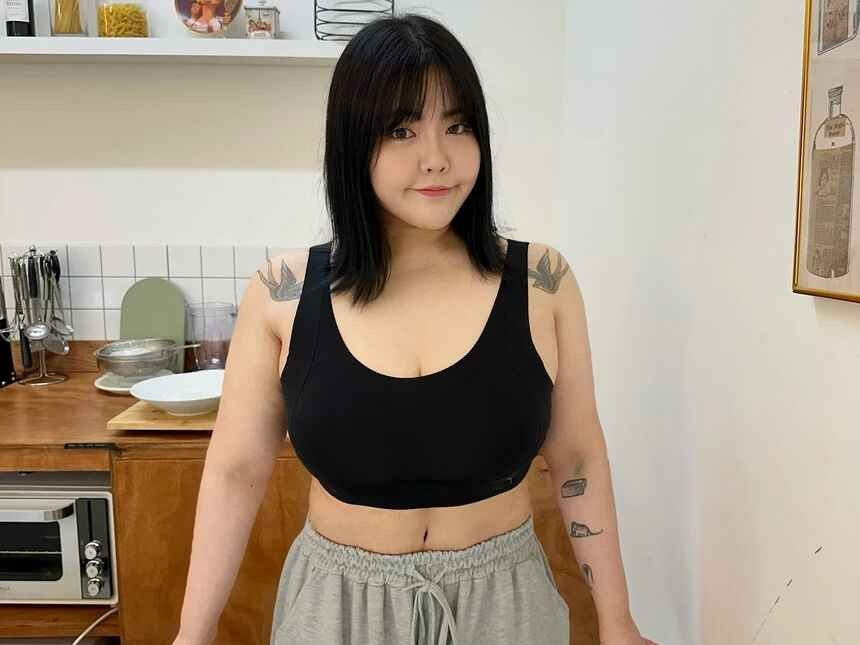 Thời gian gần đây, Yang Soo Bin (sinh năm 1994) gây chú ý khi tích cực quảng bá cho thiết kế nội y mà cô hợp tác với một thương hiệu đồ thể thao.