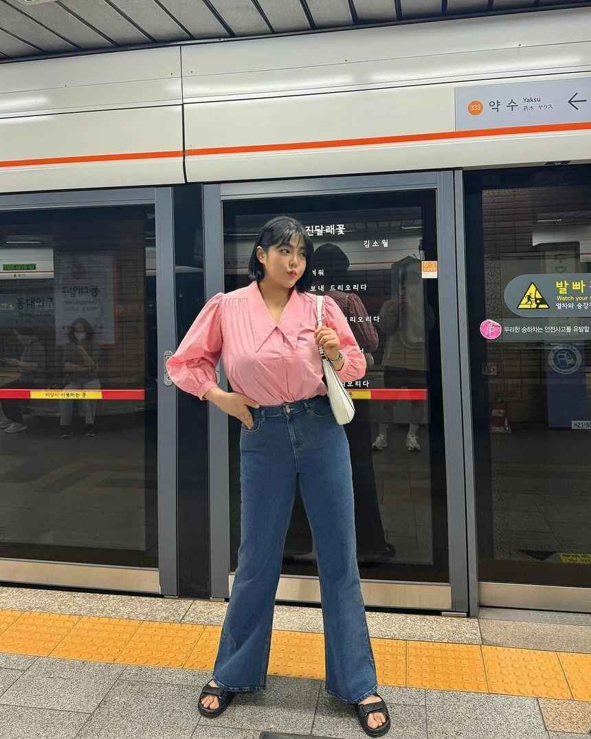 Qua các bài đăng trên trang cá nhân, Yang cho biết bản thân hiểu tâm lý của những phụ nữ có vòng một lớn, thường xuyên tập luyện thể thao. Chính cô đã tham gia thiết kế, chỉnh sửa các mẫu áo để đem lại sản phẩm tốt nhất.