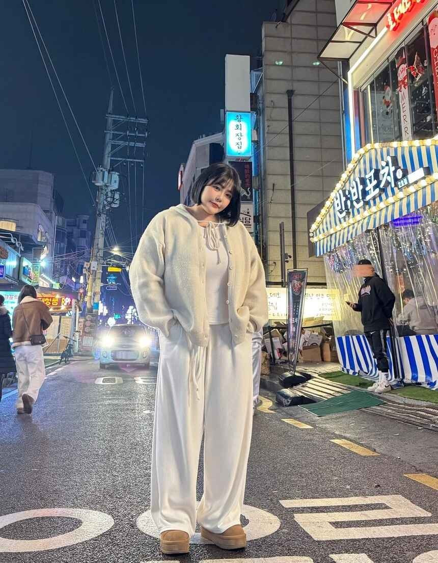 Năm 2022, Yang từng khiến hàng triệu người theo dõi thán phục khi chia sẻ quá trình giảm 50 kg, hoàn toàn "lột xác" vẻ ngoài.