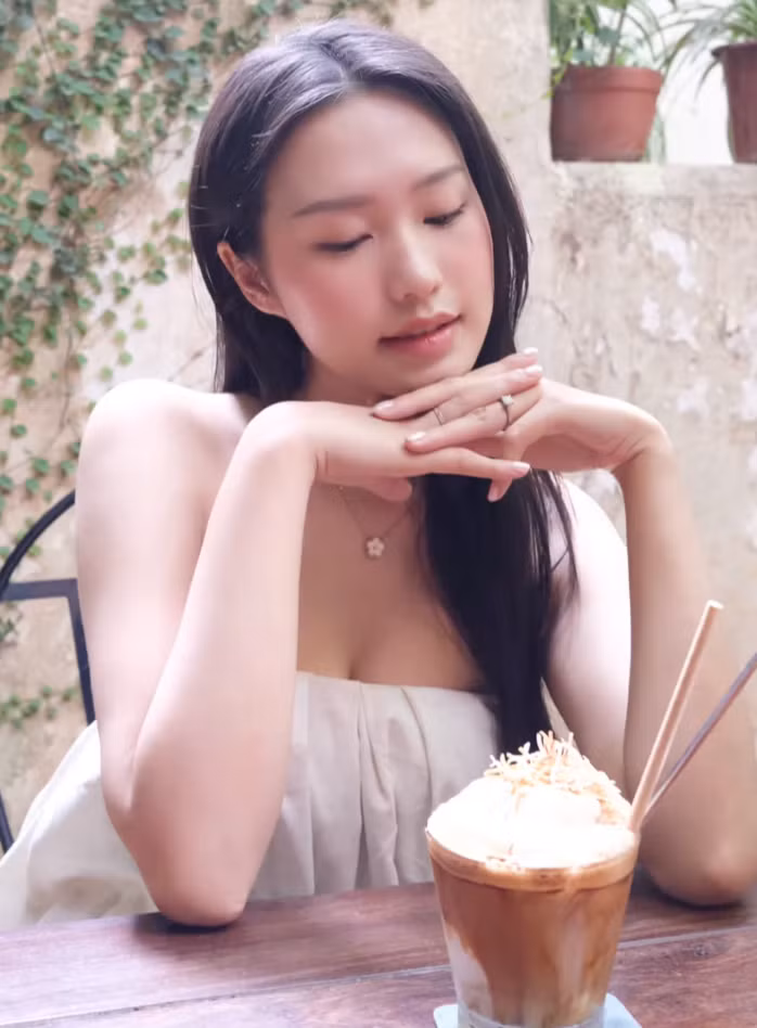 Những bức ảnh check-in tại các địa điểm sang trọng hay cảnh biển thơ mộng cho thấy Doãn Hải My không chỉ sở hữu gu thời trang tinh tế mà còn biết cách biến hóa để luôn trở thành tâm điểm.