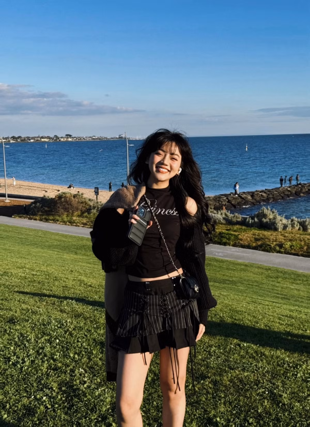 Những bức ảnh của Bảo Hân Helia tại phòng gym không chỉ là những khoảnh khắc khoe dáng thông thường mà còn là lời khẳng định về một lối sống lành mạnh, tích cực và đầy nghị lực của cô gái trẻ tài năng này.