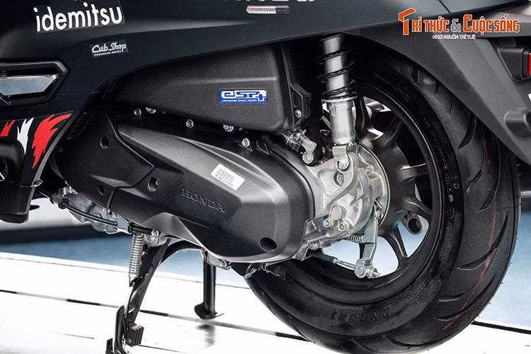 Những điểm nhấn phối màu trắng - đỏ ở đầu xe, con số 35 nổi bật cùng logo đội đua Honda Idemitsu IRG hai bên thân xe càng làm tăng tính nhận diện cho phiên bản đặc biệt này. Yên xe và tay lái được bọc da nâu tạo điểm nhấn khác biệt.