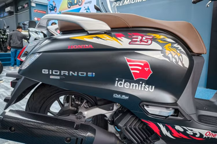 Sau gần nửa năm kể từ ngày ra mắt, mẫu xe siêu hiếm này đã bất ngờ xuất hiện tại Việt Nam. Theo tìm hiểu, một đơn vị chuyên nhập khẩu xe máy tại TP.HCM đã đưa về nước 4 chiếc Honda Giorno+ Moto2 ThaiGP, và đang tiếp tục tìm nguồn cung để nhập thêm 6 chiếc nữa.
