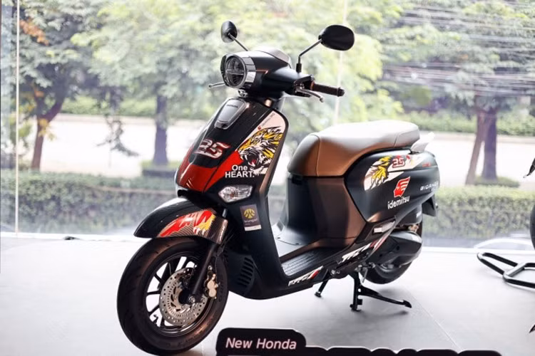 Sau hai phiên bản giới hạn Honda Giorno+ Disney Fantasia 85 Years Limited Edition và Honda Giorno+ Donald Duck Special Edition, hãng xe Nhật Bản tiếp tục khuấy động thị trường xe tay ga bằng một phiên bản đặc biệt khác mang tên Honda Giorno+ Moto2 ThaiGP 2025 mới.