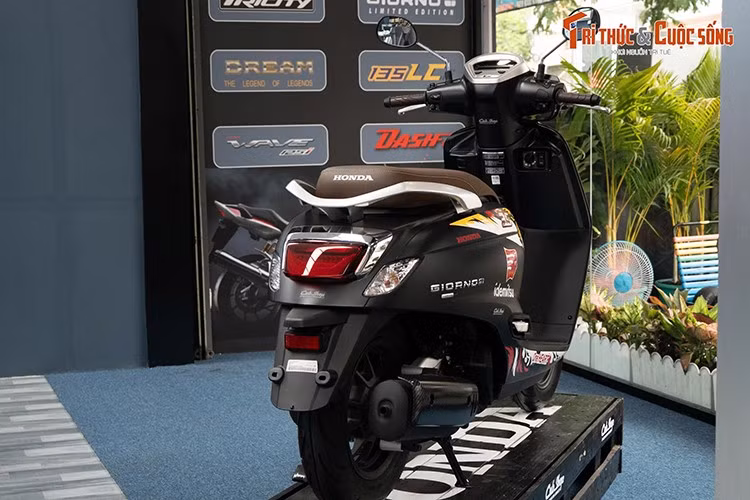 Về trang bị, Giorno+ Moto2 ThaiGP sở hữu đầy đủ những tiện ích hiện đại như màn hình LCD, chìa khóa thông minh, hộc chứa đồ phía trước tích hợp cổng sạc điện thoại, nắp bình xăng bố trí phía trước tiện lợi. Đặc biệt, cốp dưới yên có dung tích lên đến 30 lít.