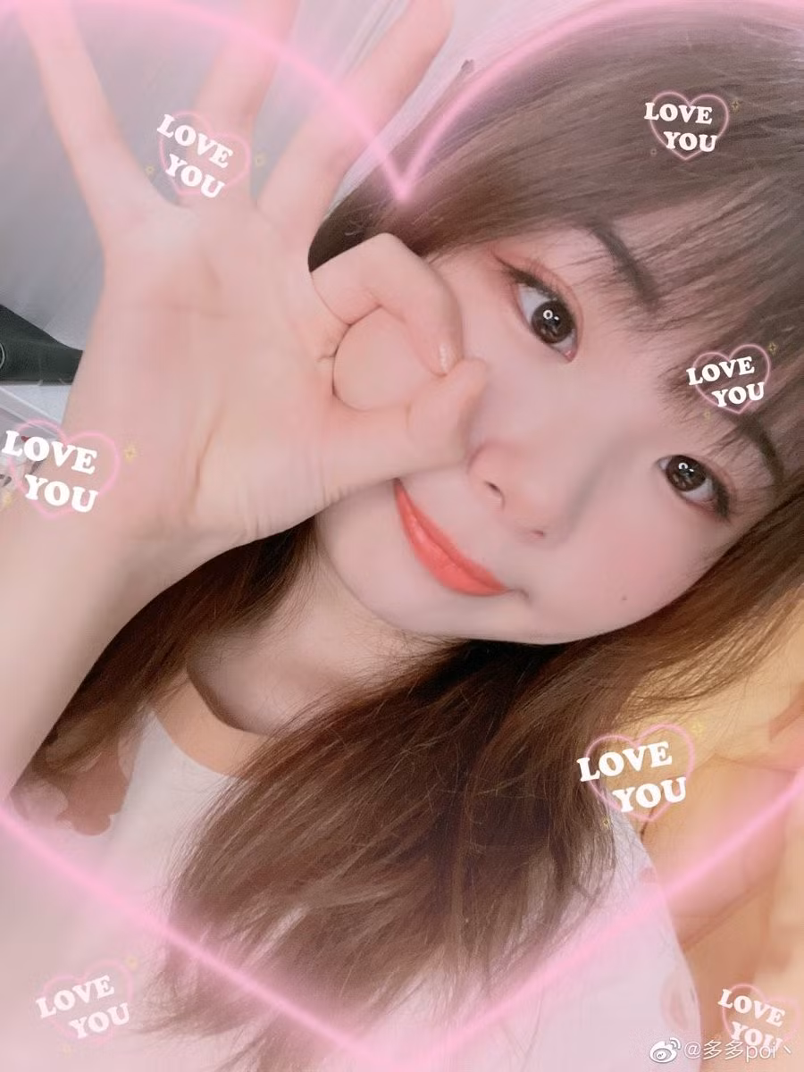 Gần đây, cộng đồng game thủ lại được dịp “bùng nổ” trước khoảnh khắc mới nhất của Duoduo khi ký tặng fan được chia sẻ trên Reddit và Weibo.