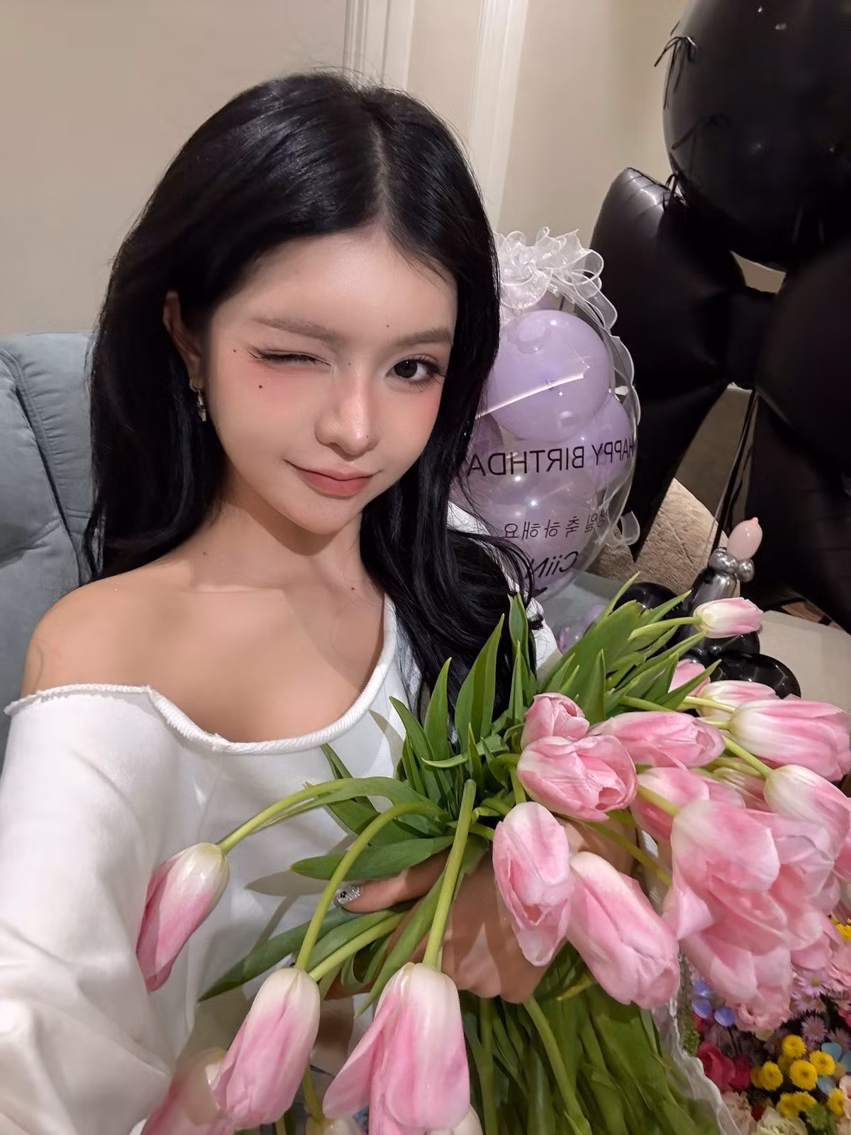 Là một trong những TikToker hàng đầu Việt Nam với 16,6 triệu người theo dõi, CiiN – hay còn được biết đến với biệt danh “Lisa Việt Nam” – luôn là tâm điểm chú ý của cộng đồng mạng. Sự nổi tiếng mang đến cho cô vô số cơ hội nhưng cũng kéo theo nhiều thị phi, khi bất kỳ động thái nào của cô đều được bàn luận rộng rãi.