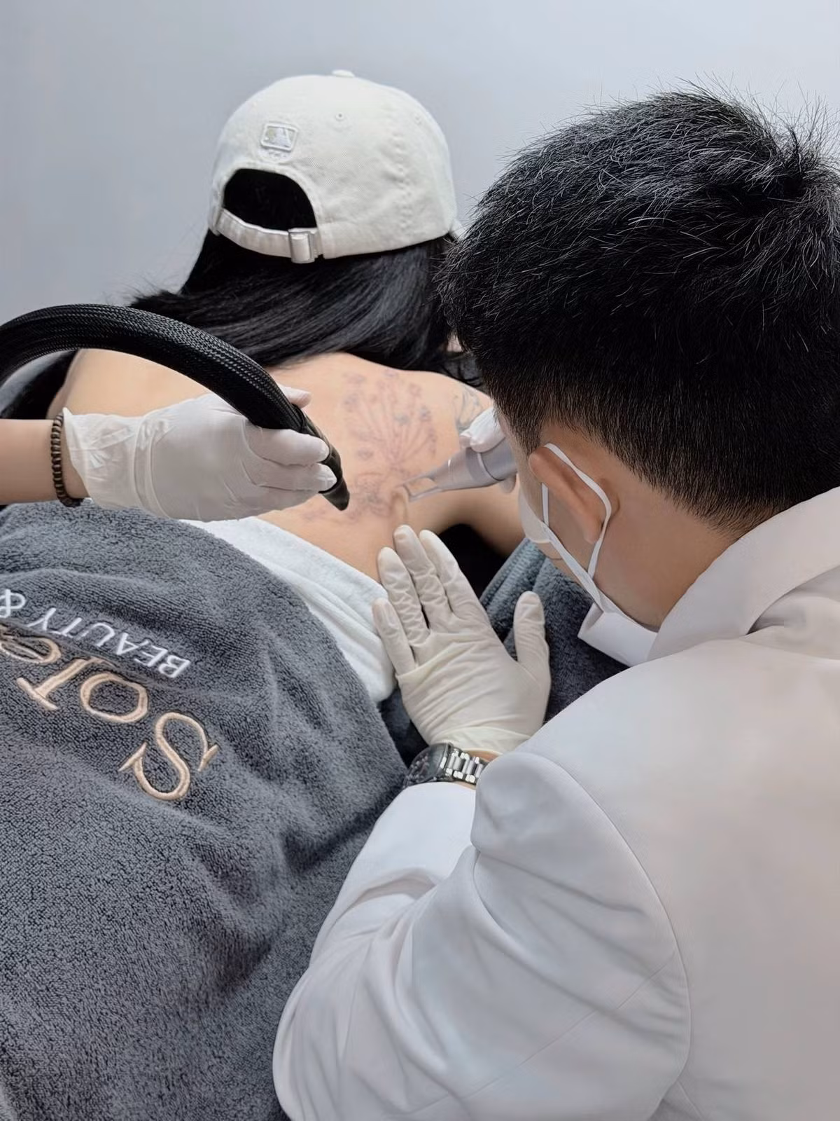 Trong quá khứ, CiiN từng sở hữu nhiều hình xăm lớn trải dài từ cánh tay, bả vai đến vùng ngực, trở thành một phần đặc trưng trong phong cách cá tính của cô. Những bộ váy áo không tay hoặc cắt xẻ mà cô thường diện cũng giúp tôn lên các mảng xăm, tạo nên hình ảnh mạnh mẽ, hiện đại và có phần nổi loạn.