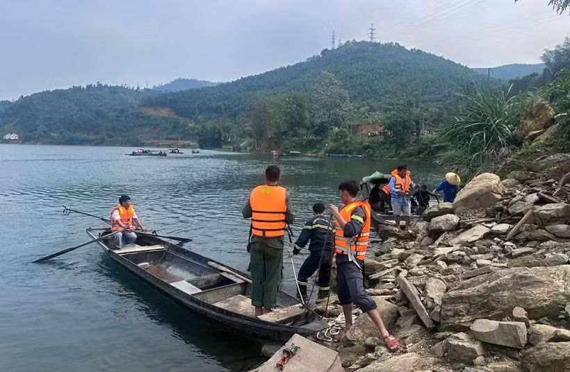 Các lực lượng chức năng triển khai tìm kiếm nạn nhân.