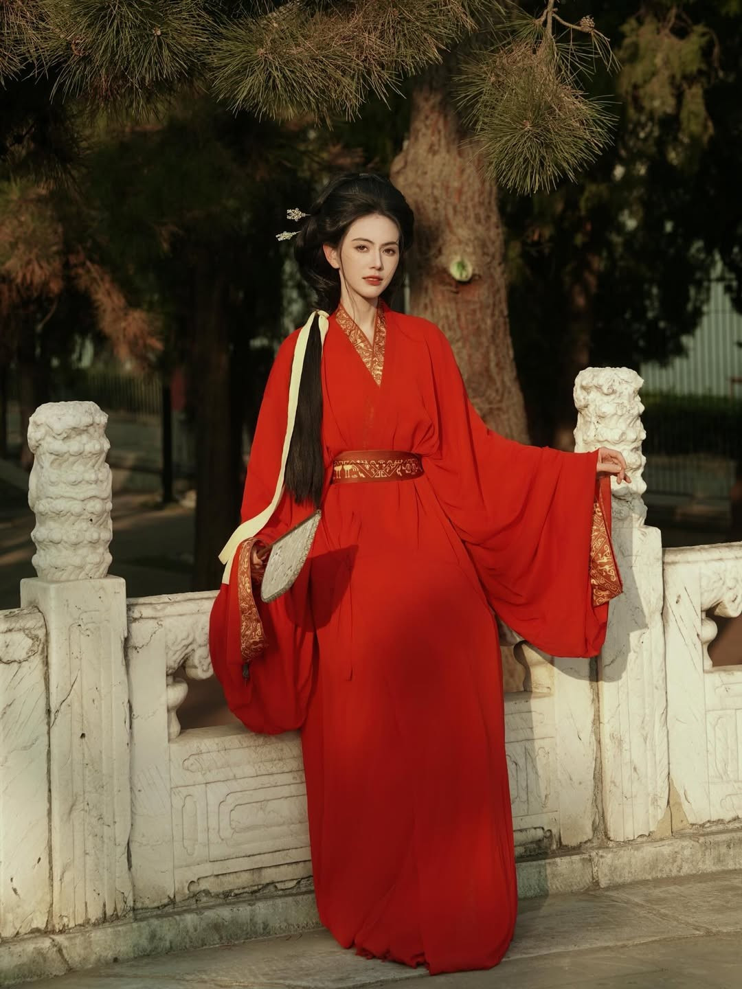 Không chỉ gây ấn tượng bởi nhan sắc, Mai Davika còn là một trong những ngôi sao hàng đầu của làng giải trí Thái Lan. Cô mang hai dòng máu Thái Lan – Bỉ, bắt đầu sự nghiệp diễn xuất từ năm 2010 và nhanh chóng vụt sáng sau thành công vang dội của bộ phim Tình người duyên ma (Pee Mak) năm 2013.