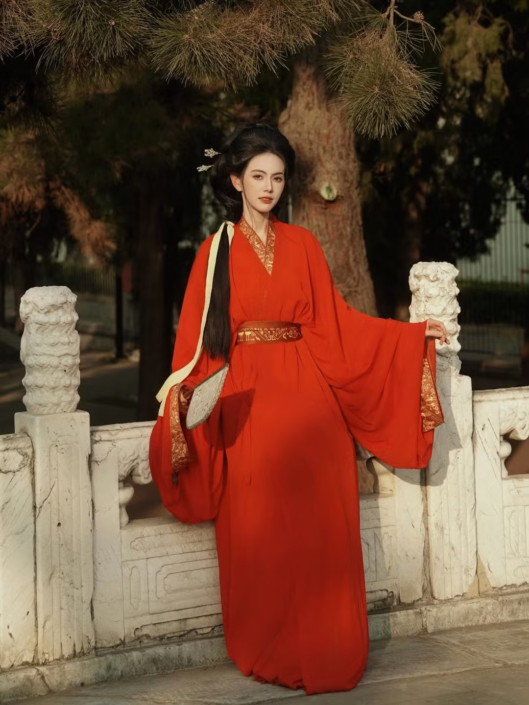 Không chỉ gây ấn tượng bởi nhan sắc, Mai Davika còn là một trong những ngôi sao hàng đầu của làng giải trí Thái Lan. Cô mang hai dòng máu Thái Lan – Bỉ, bắt đầu sự nghiệp diễn xuất từ năm 2010 và nhanh chóng vụt sáng sau thành công vang dội của bộ phim Tình người duyên ma (Pee Mak) năm 2013.